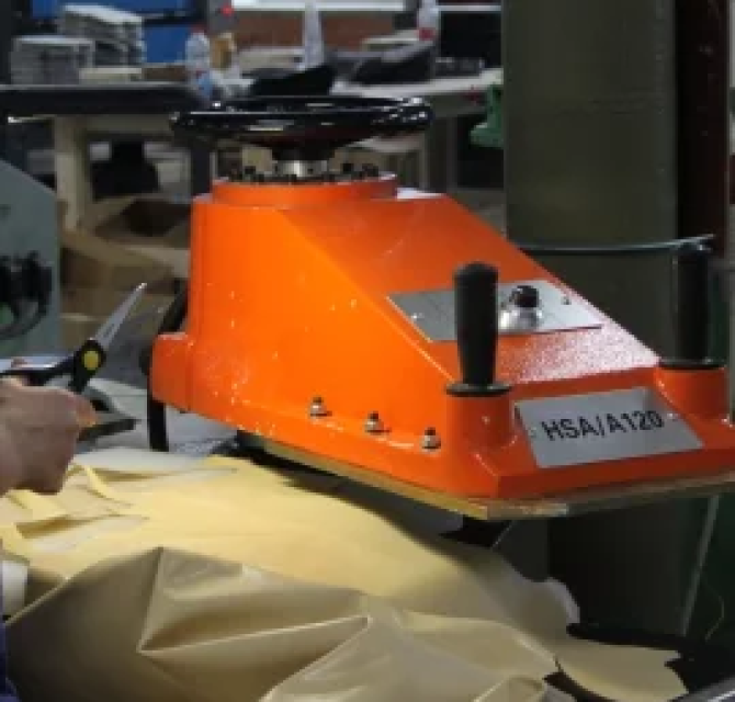 Участок вырубки и обработки кожи